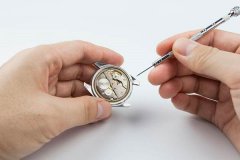 窝路坚手表生锈该如何处理（保养与修复指南）